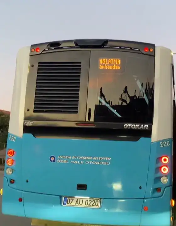 Antalya'da Otobüsten LED’li Uyarı Patenli Çocukları Şaşırttı 6